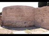 08558 ostia - regio v - insula vii - domus dei capitelli di stucco (v,vii,4-5) - ambulacrum - bli ri apsis der sede degli augustali (v,x,1) - 06-2022.jpg